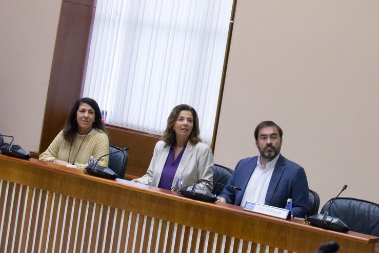 Elena Suárez, Marta Rodríguez Vispo e Alberto Pazos Couñago, deputado do PPdeG na Comisión de Sanidade e Política Social. PPDEG / Europa Press
