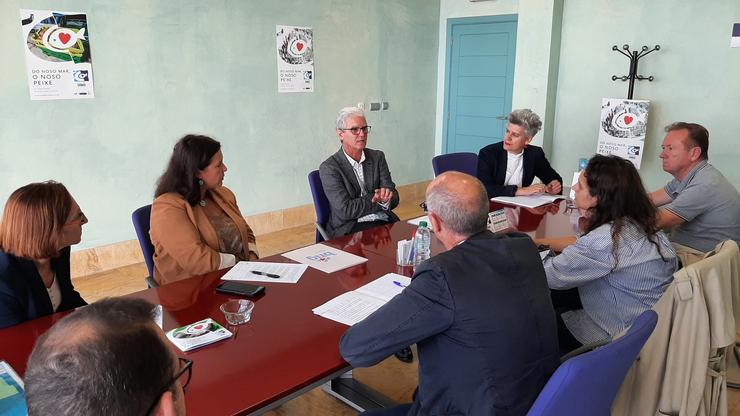 A eurodeputada do BNG, Ana Miranda, e as deputadas do BNG no Parlamento galego Rosana Pérez e Mercedes Queixas, nunha reunión mantida coa directiva da Lonxa da Coruña e representantes da frota afectada polo veto da UE. BNG 