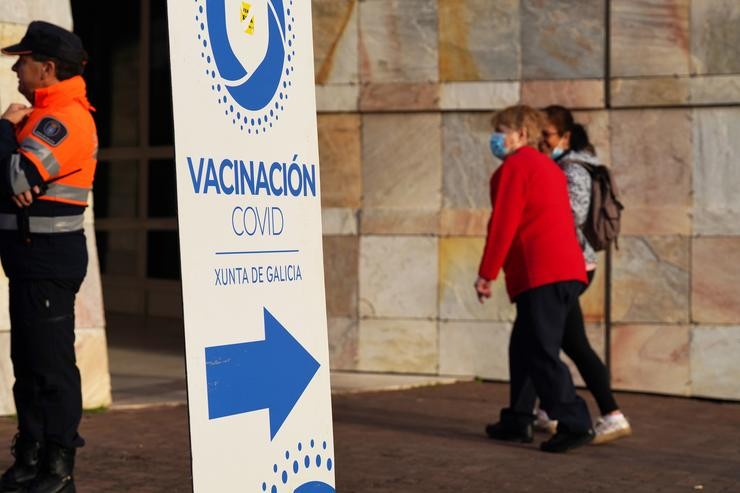 Unha persoa maior á súa entrada para vacinarse da cuarta dose de Pfizer na Cidade da Cultura de Santiago de Compostela / Álvaro Ballesteros