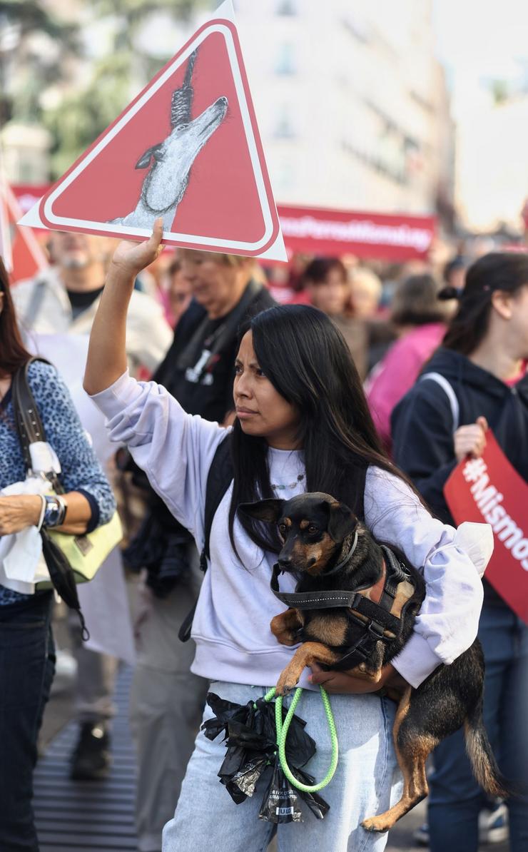 Unha muller co seu can durante unha protesta contra a emenda do PSOE de excluír aos cans de caza da Lei de Protección animal, a 30 de setembro de 2022, en Madrid.. Eduardo Parra - Europa Press