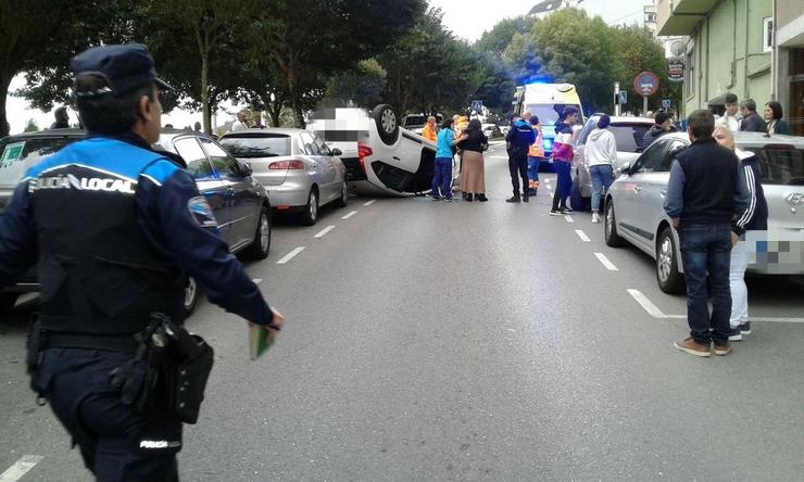 Foto dun accidente cun coche envorcado na en Lugo /POLICÍA LOCAL DE LUGO - Europa Press