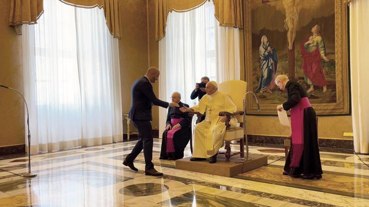 O papa Francisco recibe en audiencia privada ao residente da Confederación Española de Novos Empresarios (Ceaje), Fermín Albadalejo, este luns, 17 de outubro de 2022, no Vaticano.. CEAJE / Europa Press