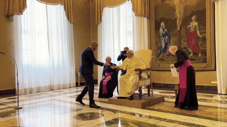 O papa Francisco recibe en audiencia privada ao residente da Confederación Española de Novos Empresarios (Ceaje), Fermín Albadalejo, este luns, 17 de outubro de 2022, no Vaticano.. CEAJE 