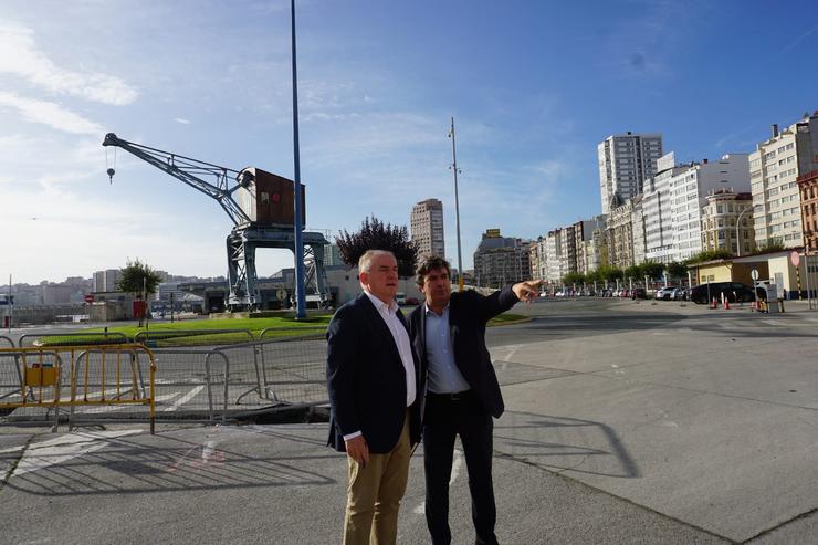 O presidente do Porto da Coruña, Martín Fernández Prado, e o portavoz municipal do PP, Miguel Lorenzo, nunha visita aos peiraos / PP