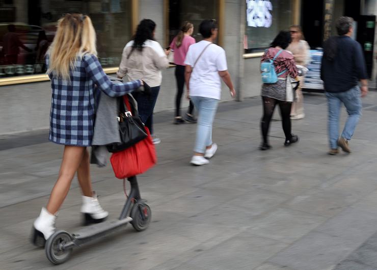 Unha muller camiña cun patinete eléctrico,. Eduardo Parra - Europa Press 