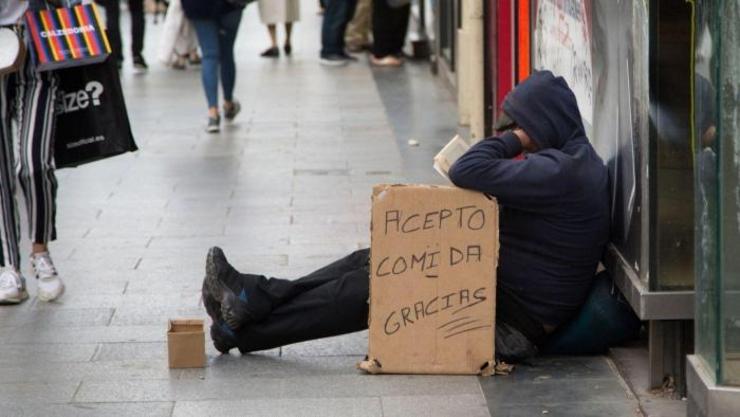 Pobreza. Persoa pedindo esmola 