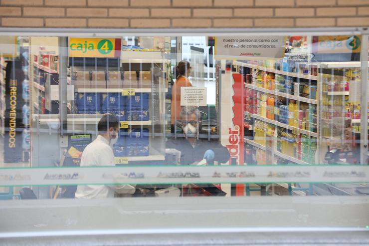 Foto dun caixeiro de supermercado en plena pandemia. Marta Fernández Xara - Europa Press - Arquivo