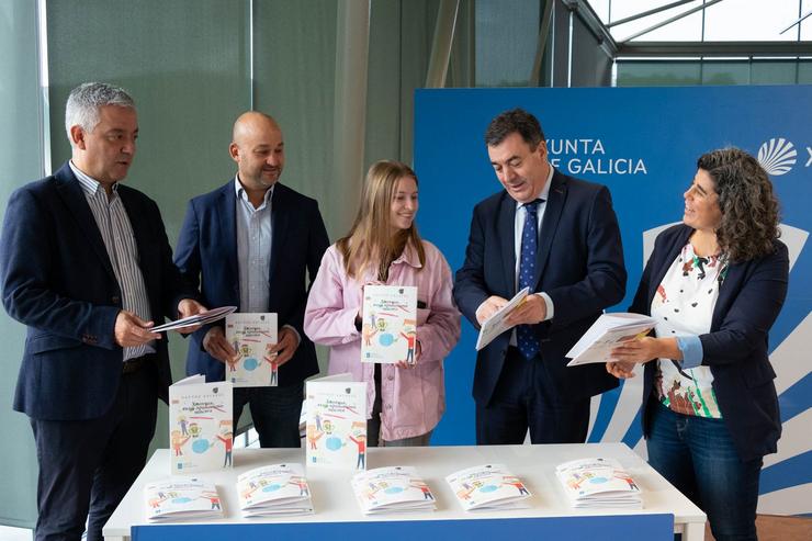 O conselleiro de Cultura, Educación, FP e Universidades, Román Rodríguez, presenta a edición da galiña azul en ucraíno xunto a membros da comunidade educativa procedentes de Ucraína. XOÁN CRESPO 