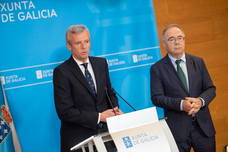 O presidente da Xunta, Alfonso Rueda, co alcalde de Santiago de Compostela, Xosé Sánchez Bugallo 