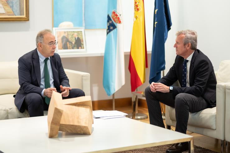 O presidente da Xunta, Alfonso Rueda, e o alcalde de Santiago de Compostela, Xosé Sánchez Bugallo, nunha reunión en San Caetano.. XUNTA 