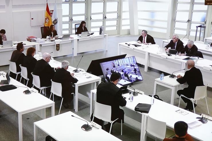 Vista xeral do xuízo polo accidente do Alvia visto desde a pantalla pola que os medios de comunicación obsérvano, na Cidade da Cultura de Santiago de Compostela, a 6 de outubro de 2022, en Santiago de Compostela, A Coruña (España). O a. Álvaro Ballesteros - Europa Press