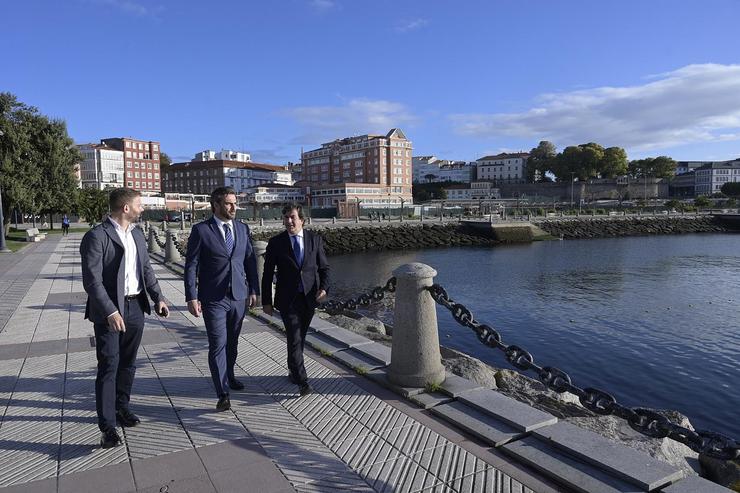 O vicepresidente segundo da Xunta, Diego Calvo, e o presidente do Porto da Coruña, Martín Fernández Prado, visitan a zona do Parrote /MONCHO FUENTES - Europa Press