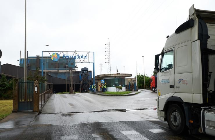 Arquivo - Fábrica da empresa Ferroglobe, a 9 de xuño de 2022, en Santander, Cantabria (España). Hoxe, oitavo día de folga indefinida do sector metalúrxico en Cantabria, continúan as negociacións entre os sindicatos do metal e a patronal Pymetal,. Juan Manuel Serrano Arce - Europa Press - Arquivo / Europa Press