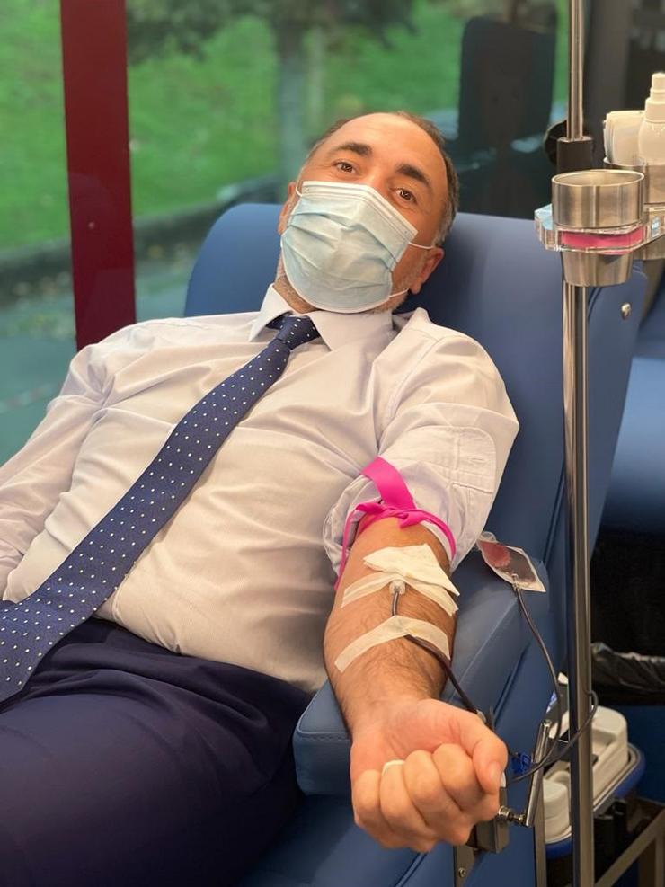 O consellerio de Sanidade, Xullo García Comesaña, doa sangue. XUNTA / Europa Press