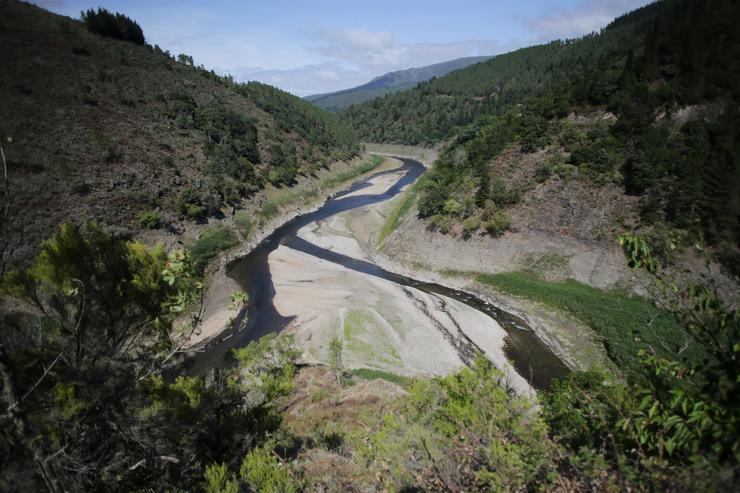 Arquivo - Percorrido do encoro con pouco caudal, a 26 de agosto de 2022, en Negueira de Muñiz, Lugo, Galicia (España). O encoro de Grandas de Salime, sobre a conca do río Navia, atópase no 44,74% da súa capacidade. Esta circunstancia deixa ver l. Carlos Castro - Europa Press - Arquivo 