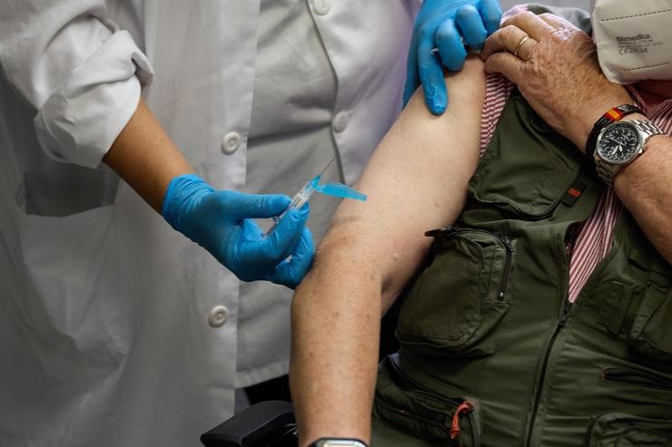 Un enfermeiro vacúa a un home no Centro de Saúde de Alameda de Osuna, a 17 de outubro de 2022, en Madrid (España).. Jesús Hellín - Europa Press 