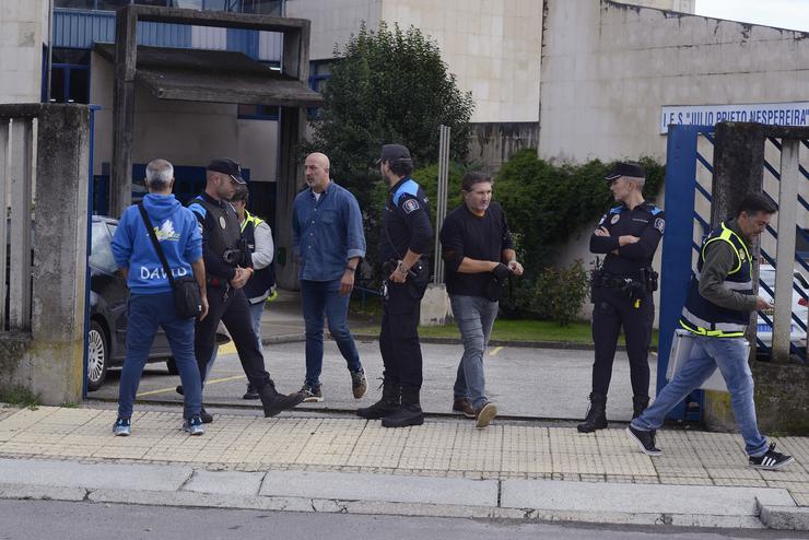 Axentes de policía fronte ao instituto de Educación Secundaria 'Xullo Pierto Nespereira', en Ourense.. Rosa Veiga - Europa Press 