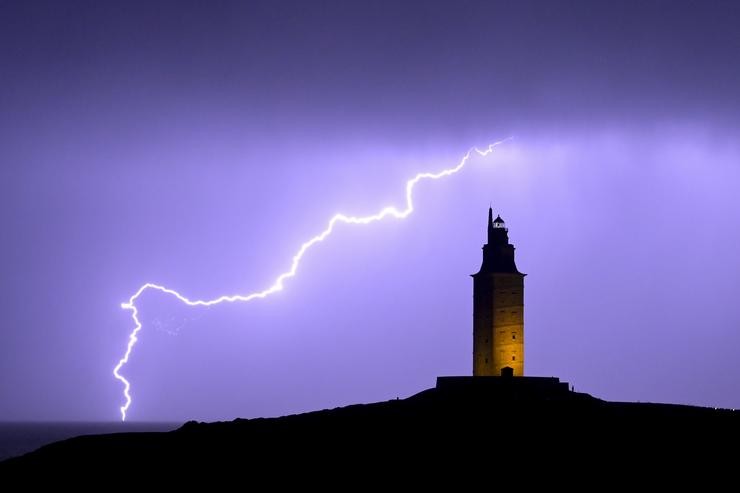 Vista dun raio sobre a Torre de Hércules, a 26 de outubro de 2022, na Coruña, Galicia (España). Situada na costa norte da península coruñesa, nun cerro duns 50 metros de altitude. Nos seus arredores atópase o Parque Escultórico da. M. Dylan - Europa Press / Europa Press