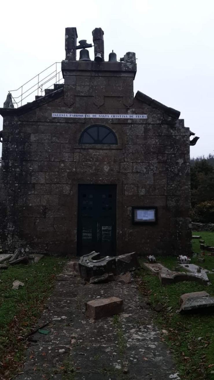 Efectos dun raio na Igrexa de Santa María de Fecha, en Santiago / remitida