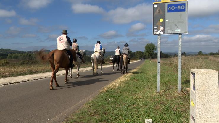 Peregrinos realizan o Camiño a cabalo. 