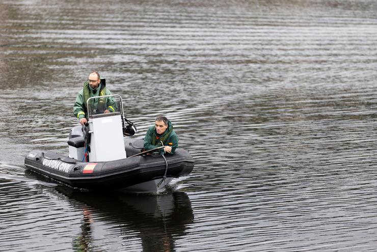 Dous gardas civís nun dispositivo de procura na Ría de Pontevedra, a 28 de outubro de 2022, en Pontevedra, Galicia (España). Os bombeiros de Pontevedra despregaron un dispositivo de procura no río Lérez por un piragüista desaparecido ao vo. Beatriz Ciscar - Europa Press