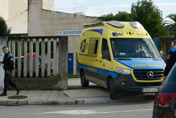 Unha ambulancia fronte ao Instituto de Educación Secundaria 
