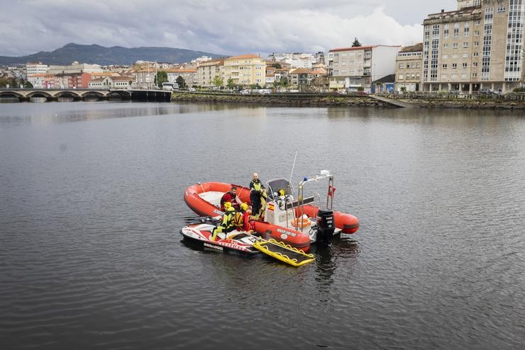 Dúas lanchas de bombeiros nun dispositivo de procura na Ría de Pontevedra, a 28 de outubro de 2022 / Beatriz Ciscar