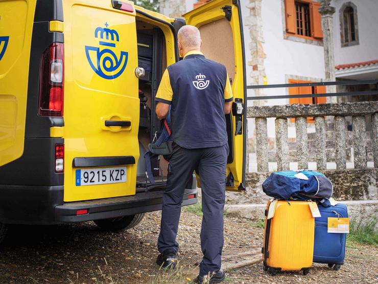Transporte de mochilas de peregrinos no Camiño de Santiago. CORREOS / Europa Press