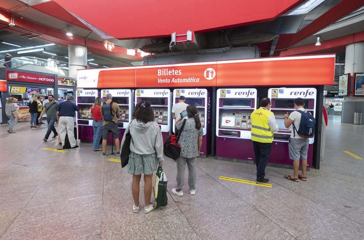 Varias persoas adquiren os seus billetes nos despachos de billetes de venda automática / Alberto Ortega - Europa Press