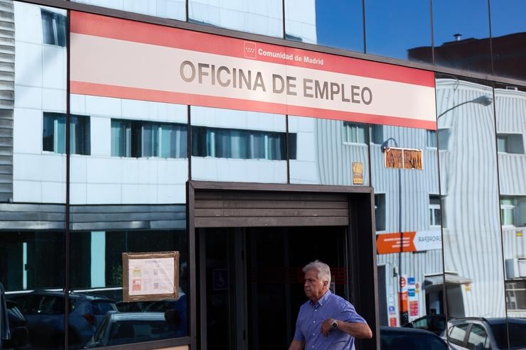 Arquivo - Un home pasa pola oficina do SEPE da rúa Miguel Yuste, a 2 de setembro de 2022, en Madrid (España). O número de parados rexistrados nas oficinas dos servizos públicos (antigo Inem) aumentou en 40.428 persoas en agosto, un 1,. Jesús Hellín - Europa Press - Arquivo