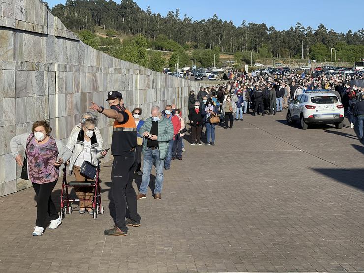 Arquivo - Unha longa fila de persoas aglomérase na vacinación masiva de Santiago de Compostela a 6 de abril de 2021. Álvaro Ballesteros - Europa Press - Arquivo 