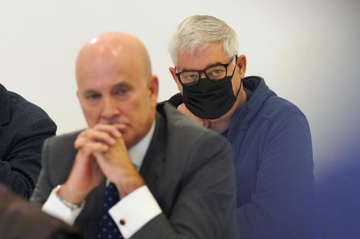 O exdirector de Seguridade na circulación de Adif, Andrés Cortabitarte (i) e o maquinista do tren Francisco Garzón (d), durante a primeira xornada do xuízo / Álvaro Ballesteros - Arquivo