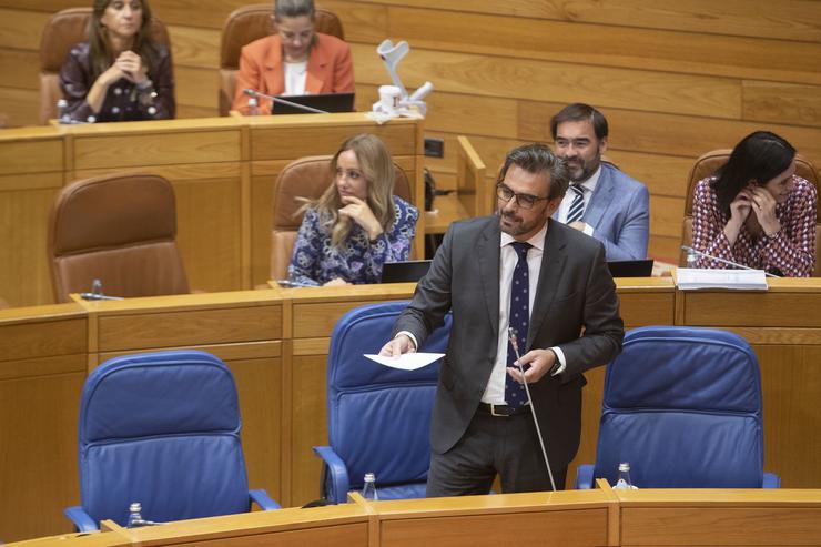 O vicepresidente segundo e conselleiro de Presidencia, Xustiza e Deportes, Diego Calvo, responde unha pregunta oral no Pleno. CONCHI PAZ / Europa Press