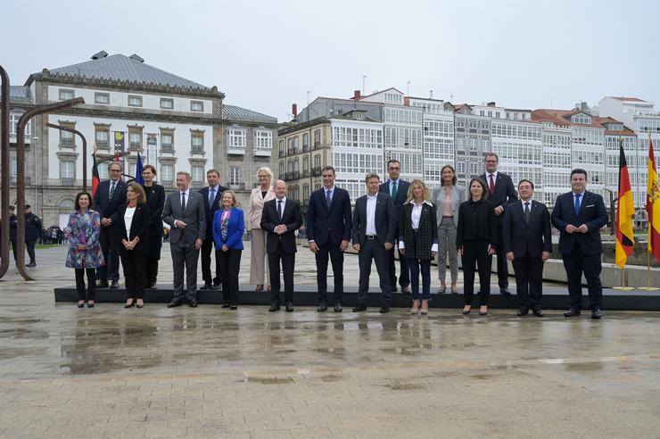 O presidente do Goberno, Pedro Sánchez, e o chanceler da República Federal de Alemaña, Olaf Scholz, pousan na foto de familia. M. DYLAN 