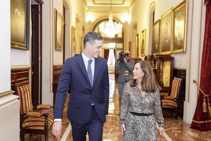 O presidente do Goberno, Pedro Sánchez, e a alcaldesa da Coruña, Inés Rei, antes de manter un encontro no consistorio coruñés. CONCELLO DA CORUÑA / Europa Press