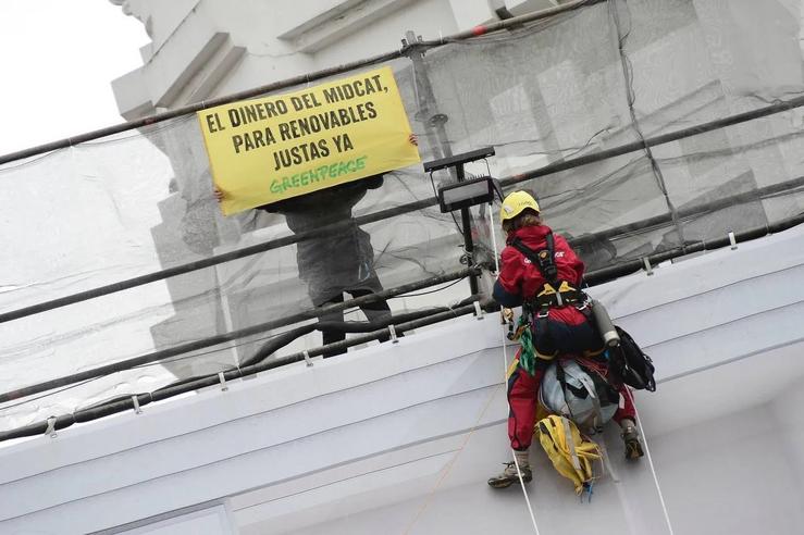 Protesta de Greenpeace contra o Midcat e para esixir renovables xustas con motivo do cume hispano-alemá. GREENPEACE 