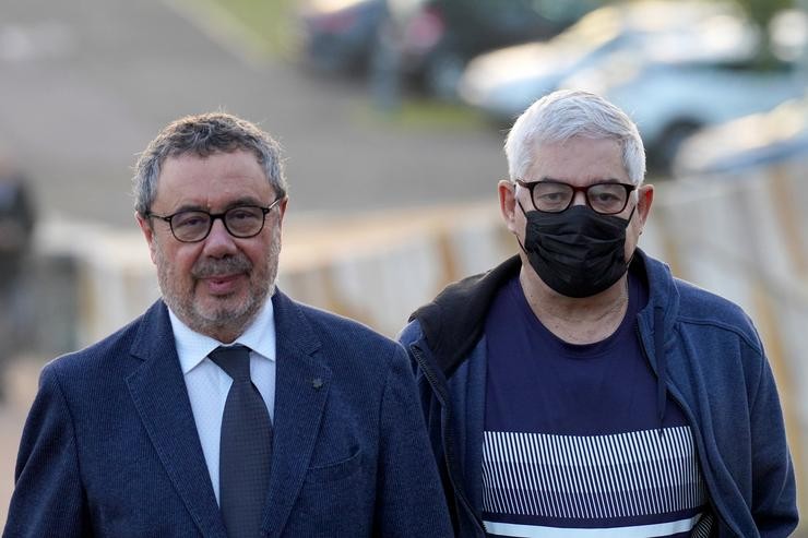 O maquinista do tren Francisco Garzón (d) e o seu avogado Manuel Prieto (i) á súa chegada á primeira xornada do xuízo polo accidente ferroviario de Alvia, na Cidade da Cultura de Santiago de Compostela, a 5 de outubro de 2022, en Santiago de Com. Álvaro Ballesteros - Europa Press / Europa Press