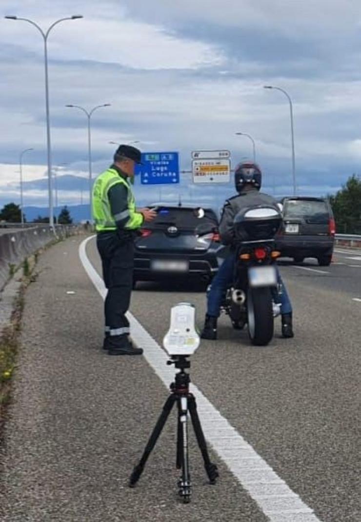 Control de velocidade nunha autovía galega con motos e coches parados 