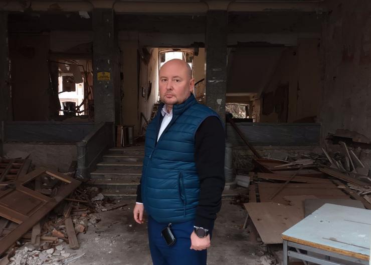 Valerii Rieznikov, decano da Facultade de Relacións Internacionais, Negocios e Turismo, fronte o edificio da súa facultade destruido 