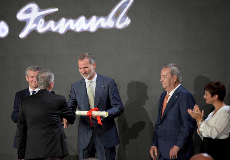 O rei Felipe V entrega o premio Fernández Latorre. M DYLAN / Europa Press