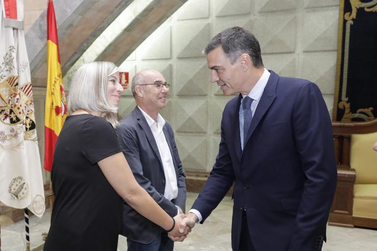 O presidente do Goberno, Pedro Sánchez, saúda a portavoces municipais no consistorio coruñés. MAREA ATLÁNTICA / Europa Press