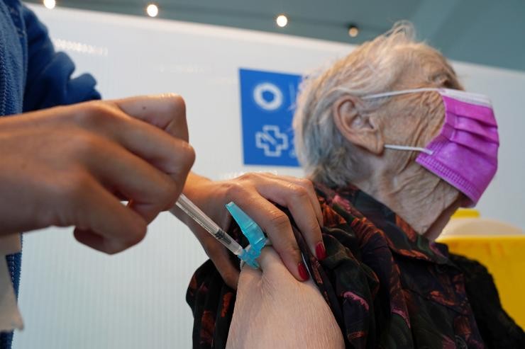 Unha muller vacinase da cuarta dose de Pfizer en Santiago de Compostela 