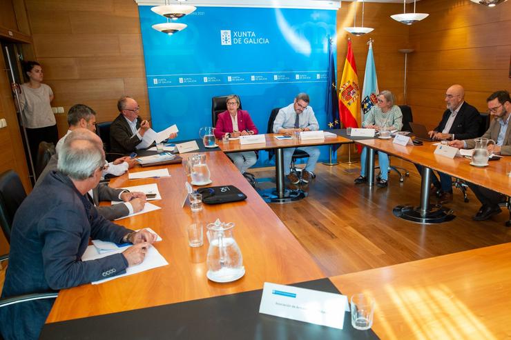 Reunión na que participan a conselleira do Mar, Rosa Quintana, e o director xeral de Pesca, Acuicultura e Innovación Tecnolóxica, Antonio Basanta. XOÁN CRESPO / Europa Press
