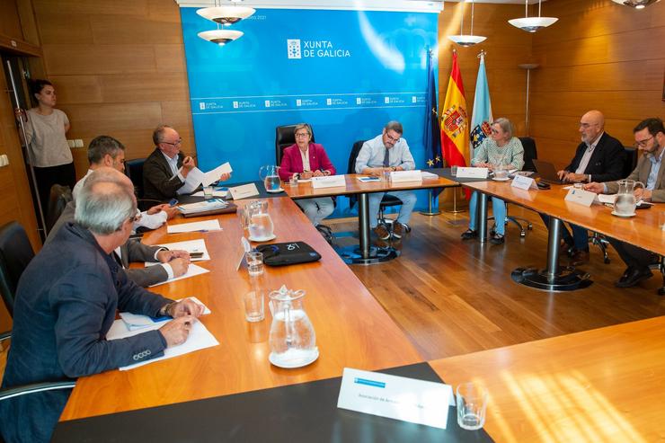 Reunión na que participan a conselleira do Mar, Rosa Quintana, e o director xeral de Pesca, Acuicultura e Innovación Tecnolóxica, Antonio Basanta. XOÁN CRESPO 