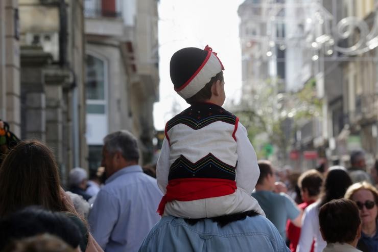 Un neno con traxe rexional durante a celebración do Domingo das Mozas durante as Festas de San Froilán, a 9 de outubro de 2022, en Lugo.. Carlos Castro - Europa Press