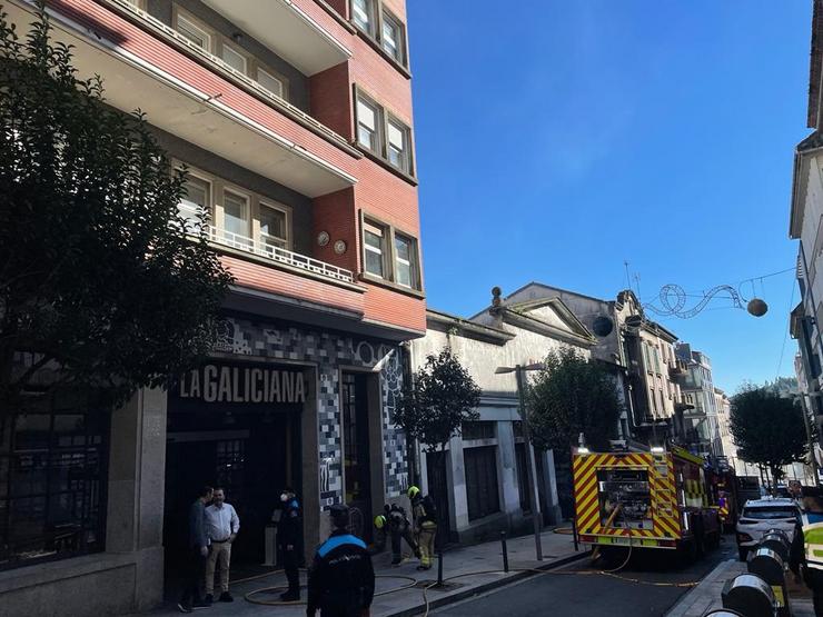Arde unha nave anexa á Galiciana, en Santiago de Compostela, onde xa actúan os bombeiros / Europa Press