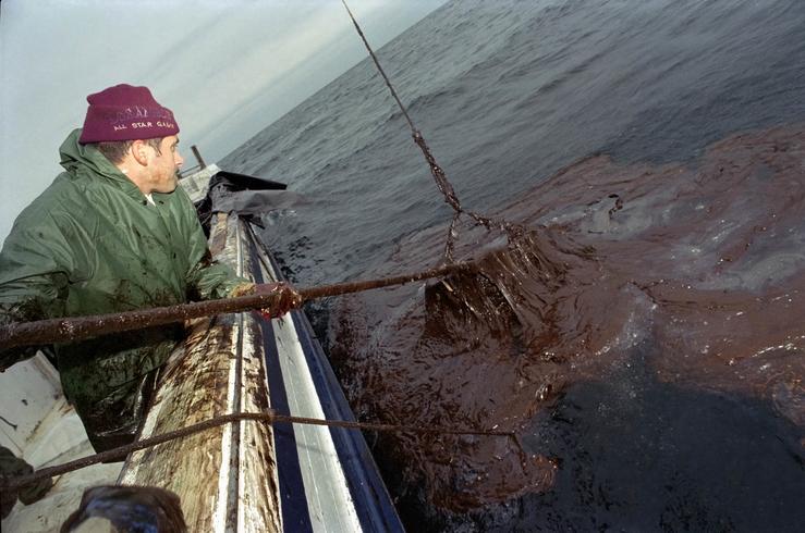 Un barco pesqueiro de cerco retirando restos do fuel do Prestige. Álvaro Ballesteros - Arquivo 