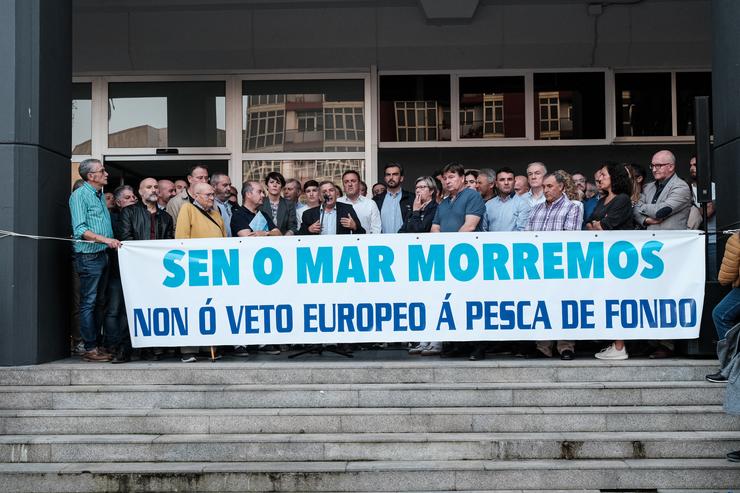 Un grupo de persoas protesta contra o veto á pesca na praza do Concello, a 8 de outubro de 2022, en Ribeira 