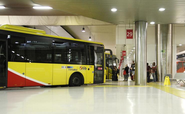 Arquivo - Autobuses TIB na estación Intermodal. CAIB - Arquivo / Europa Press