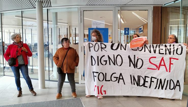 Traballadoras do SAF e membros da CIG ocupan o Espazo Amizar da Xunta na Coruña no marco da folga no servizo de axuda no fogar 